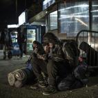 Recién llegados, lo único que quieren es saber qué tienen que hacer para cruzar el país de una forma rápida y barata. Sin embargo, es difícil encontrar información en una lengua que entiendan y eso les hace muy vulnerables a engaños. ONG...