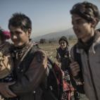 Las gente camina con los niños a cuestas y cargando los pocos fardos que aguanta su cuerpo.