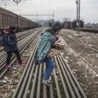 A lo largo del camino duermen en estaciones de bus o de tren, a veces incluso en la calle, a la intemperie. En muchos de estos lugares no hay agua, ni baños ni duchas. Y la basura se acumula.