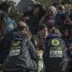 Abdhamid Ali, de 32 años y de Siria, viaja con sus tres hijos de 8, 6 y 4 años. Su marido cuenta: “Para llegar hasta aquí hemos tenido que sacrificar cosas: mis hijos han tenido que dejar la escuela y tuve que dejar a mi madre sola en Turqu...