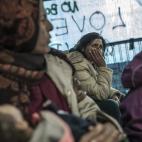 Se dan situaciones de abuso a cada minuto, robos ante la policía, precios cambiantes y rumores engañosos. Muchas familias que vienen desde lugares tan remotos como Siria y Afganistán llegan a Serbia sin dinero y se encuentran atascadas: no pu...