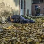 Muchos se ven obligados a pasar varios días en un mismo sitio y gastarse el poco dinero que llevan encima, a riesgo incluso de quedarse sin recursos para seguir y de tener que dormir en la calle.