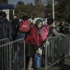 Por el pequeño pueblo fronterizo de Presevo (Serbia) han llegado a pasar hasta 10.000 personas en un solo día. Una cantidad difícil de gestionar. Las colas, mezcladas con el cansancio, derivan muchas veces en peleas.