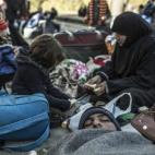 La incertidumbre les acompaña todo el viaje. Una frontera que se cierra, un tren que no sale, alguien que se pone enfermo.