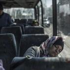 En cuanto se llena uno de los autobuses habilitados, sale el siguiente. El coste del billete lo decide cada conductor y va de los 35 a los 70 euros por persona. A veces se mete toda una familia en dos asientos.