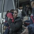 Entre las personas que cruzan Serbia se observan muchos niños y niñas pequeños (son el 24% de las personas que han llegado a Europa en 2015, según ACNUR). También hay muchos bebés y mujeres embarazadas. “Viajar con niños ha sido lo más...