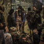 La espera es larga, después del viaje que ha durado horas y que no termina.