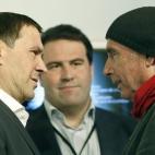 Otegi conversa con el presidente de la Comisión del Proceso Constituyente del Parlament, Lluís Llach.