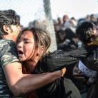 Refugiados sirios tratan de entrar en Turquía.