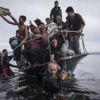 Refugiados sirios y afgnanos tratando de llegar a la isla de Lesbos (Grecia).