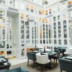 Quienes se alojen en este hotel tendrán la sensación de viajar en el espacio y en el tiempo, viviendo una experiencia mediterránea en el centro de Madrid y trasladándose por momentos a la época colonial británica. El hotel tiene como princ...