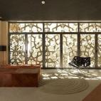 Cinco plantas con sesenta habitaciones donde el lujo y el diseño están cuidados hasta el último detalle, un Patio de los Naranjos privado y una azotea con vistas directas a la Giralda y a la Catedral gótica más grande del mundo. Hablamos de...