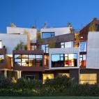 El hotel Viura es el edificio más llamativo y particular de Villabuena de Álava y, muy probablemente, de varios kilómetros a la redonda. El New York Times lo calificó en 2010 como el segundo mejor hotel entre viñedos del mundo, por sus cara...