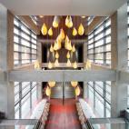 Diseño, vanguardia y surrealismo son tres conceptos asociados al Hotel Barceló de Málaga. Su estética vanguardista lo ha convertido ya en uno de los hoteles más icónicos de la ciudad especialmente para amantes del arte abstracto y contemp...