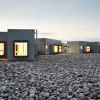 Hay un lugar en Navarra que hará las delicias de los amantes de la naturaleza y que a su vez quieran disfrutar de una experiencia única y casi futurista: el hotel Aire de Bardenas. Construido en medio de campos de trigo, a 3 kilómetros del ca...