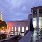 Situado cerca de la Torre Eiffel, junto al Sena, este espacio est&aacute; lleno de arte moderno y de arquitectura. En el Palacio de Tokyo se pueden ver multitud de estilos, artes visuales, moda, cine, dise&ntilde;o, m&uacute;sica... Considerado ...