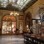 Ubicado en la Rue Vivienne, es un lugar con elegancia, estilo y luminosidad. La Galer&iacute;a Vivienne, dise&ntilde;ada en 1826 por el arquitecto Fran&ccedil;ois-Jean Delannoy, est&aacute; enfocada al ocio. Aqu&iacute; se puede disfrutar de amp...