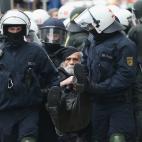 5c8b5e0b360000c81a6ce704