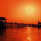 Myanmar (o la antigua Birmania), en el sudeste asiático, es un país lleno de color, de preciosos templos y extraños paisajes. Uno de estos lugares es el puente U Bein, el más largo construido en teka de todo el mundo, con 1,2 kilómetros de ...