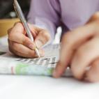 Por ejemplo, los crucigramas o los adictivos sudokus pueden ser buenos para tu cerebro. Al requerir cálculos básicos y habilidades ortográficas, los juegos mentales ponen retos a nuestra cabeza y nos hacen pensar.