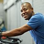 Ejercitar el cuerpo también supone ejercitar la mente. Llevar a cabo entre 30 y 60 minutos de ejercicio diario como yoga, ciclismo, natación, salir a andar o cuidar el jardín es una forma sencilla (y divertida) de estimular el cerebro