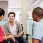 Dedica algunos minutos para ponerte al día con las novedades televisivas o para comentar algún acontecimiento o viaje que esté por venir. Gordon asegura que socializar con la familia y los amigos ayuda a mantener nuestro cerebro alerta.