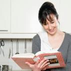 Desde leer o probar una nueva receta hasta aprender una palabra o tomar una ruta diferente para ir al trabajo. Salir de la rutina y probar cosas nuevas ayuda a estimular y a desafiar tu cerebro.