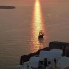La isla de Santorini tiene algo. Puede que sea por esos famosos tejados azules, por las fachadas blancas o por las preciosas vistas que se tienen desde todos los puntos de la isla. Esta es la vista que ofrece Oía, una pequeña comunidad perte...