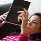 Libros, blogs, actualidad… Todo lo que sea leer ayuda a tu cerebro a aprender palabras nuevas y a trabajar la memoria.