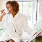 Gordon afirma que un cerebro más ágil también supone tener una hidratación. A menos que tu situación médica requiera una cantidad específica de agua, trata de beber al menos entre seis y ocho vasos al día.