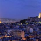 La capital francesa, es sin lugar a dudas, la ciudad del amor por excelencia. La urbe invita a sus enamorados a ver la vie en rose, mientras se pierden entre sus callejuelas y avenidas, contemplan el Sena desde alguno de sus monumentales puentes...