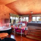 Dormitorio con jacuzzi.