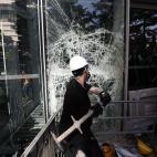 Un manifestante rompe una cristalera del Consejo Legislativo en Hong Kong.