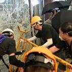 Manifestantes tratan de entrar en la sede del Parlamento de Hong Kong.