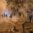 Choque entre manifestantes y antidisturbios, en las calles de la ciudad.