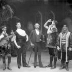 De izquierda a derecha, Laloo "dos cuerpos", el joven Herman capaz de hacer que su pecho se expanda, JK Coffey (el del "cuerpo esqueleto), James Morris haciendo un truco con su piel y Jo Jo (el hombre "con cara de perro".