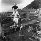 En la foto, su padre y su hermano. Ambos había dejado su trabajo en la mina para irse con un circo.