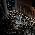 Los manifestantes, en el vest&iacute;bulo del Parlamento, presionando para acceder al sal&oacute;n de plenos.