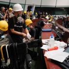 Cascos de obra, paraguas y lemas pro-democrcacia, tomando el Parlamento.