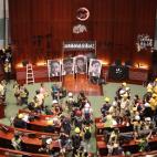 Manifestantes entran en sede del Parlamento de Hong Kong tras derribar la puerta.