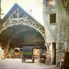L'auberge Au Compas d'Or vers 1914, rue de Montorgueil Paris 1er et 2e, une sorte de gare routière pour diligences à destination de la province.