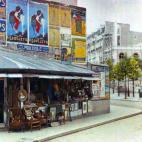 Brocante à l'angle du Boulevard Raspail et la rue du Montparnasse vue de la rue Notre-Dame-des-Champs Paris 6e.