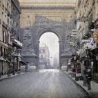 L'arc de la Porte Saint-Denis vue de la rue du Faubourg Saint Denis Paris 10e, en 1914.