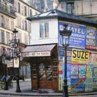 Le 33 Rue Lepic, Paris 18e, vers 1914, aujourd'hui un restaurant, avec comme l'indique l'enseigne, Le Moulin de la Galette à l'autre bout de la Rue Lepic.