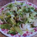 Es una típica ensalada campera de primavera. Se acompaña de aceite y vinagre aunque también admite como aderezo la mahonesa. Se prepara en sólo cinco pasos.