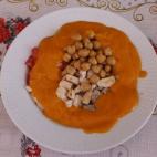 Lleva también pollo, restos de solomillo y tomate. Aquí puedes consultar la receta.