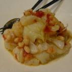 Se prepara con alubias de bote, bacalao desalado, pimiento rojo, tomate cherry, cebolla fresca, ajos, comino, aceite de oliva y vinagre. Consulta en Cookpad cómo prepararlo.