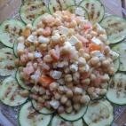 Con queso feta, cebolleta, tomate, zumo de limón, cominos y aceite de oliva. Puedes ver aquí la receta completa.