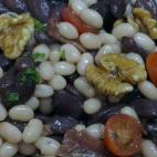 Lleva judías blancas, judías moras, nueces, tomates cherry, anchoas, aceite de oliva, cilantro, mostaza y vinagre de jerez. Se prepara siguiendo sólo dos pasos.