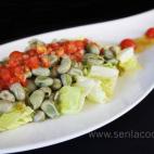 Se prepara con tomate cherry, lechuga y pimiento. Estos son los pasos para preparar la receta completa.